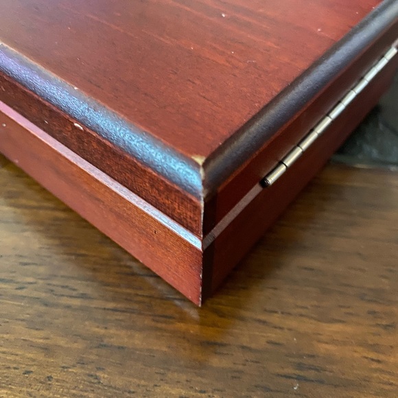 Nice Boxed Set of Wine Stoppers – Two Sizes. - Picture 5 of 8